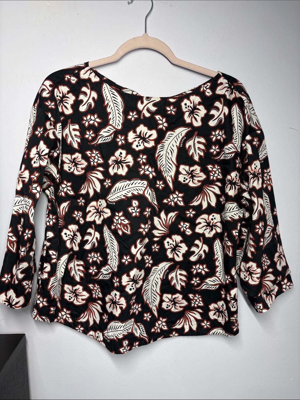 Tommy Hilfiger Cotton Black Floral Boatneck Long Sleeve Top - Women's